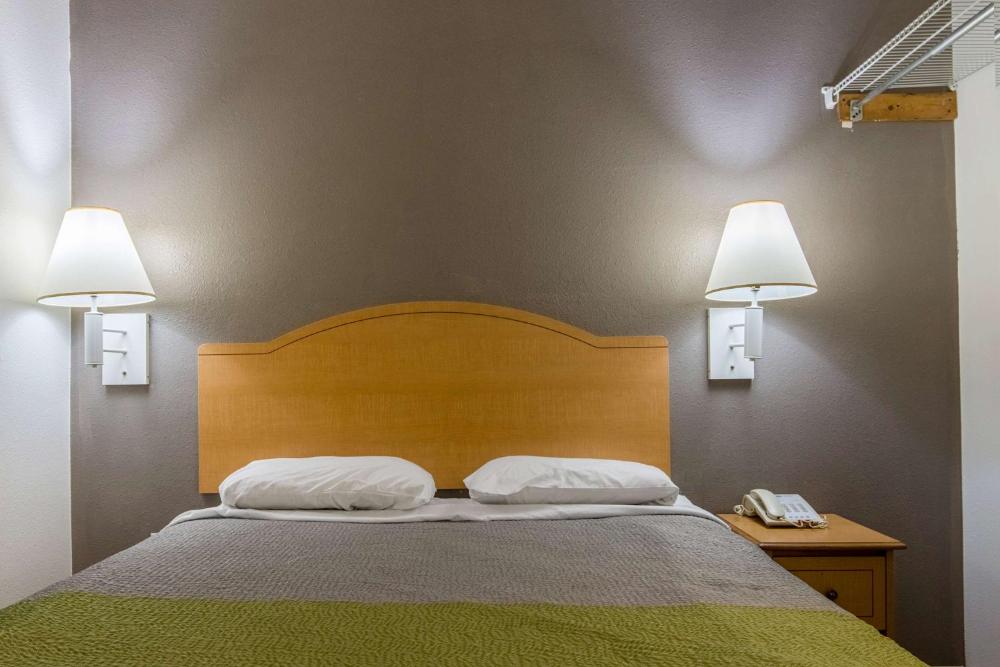 Deluxe Queen Room - Non-Smoking interior